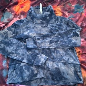 EUC Lululemon cropped, funnel neck, navy/lavender top size 8-only worn once